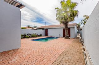 3 Bedroom Property for Sale in Bloubergrant Western Cape